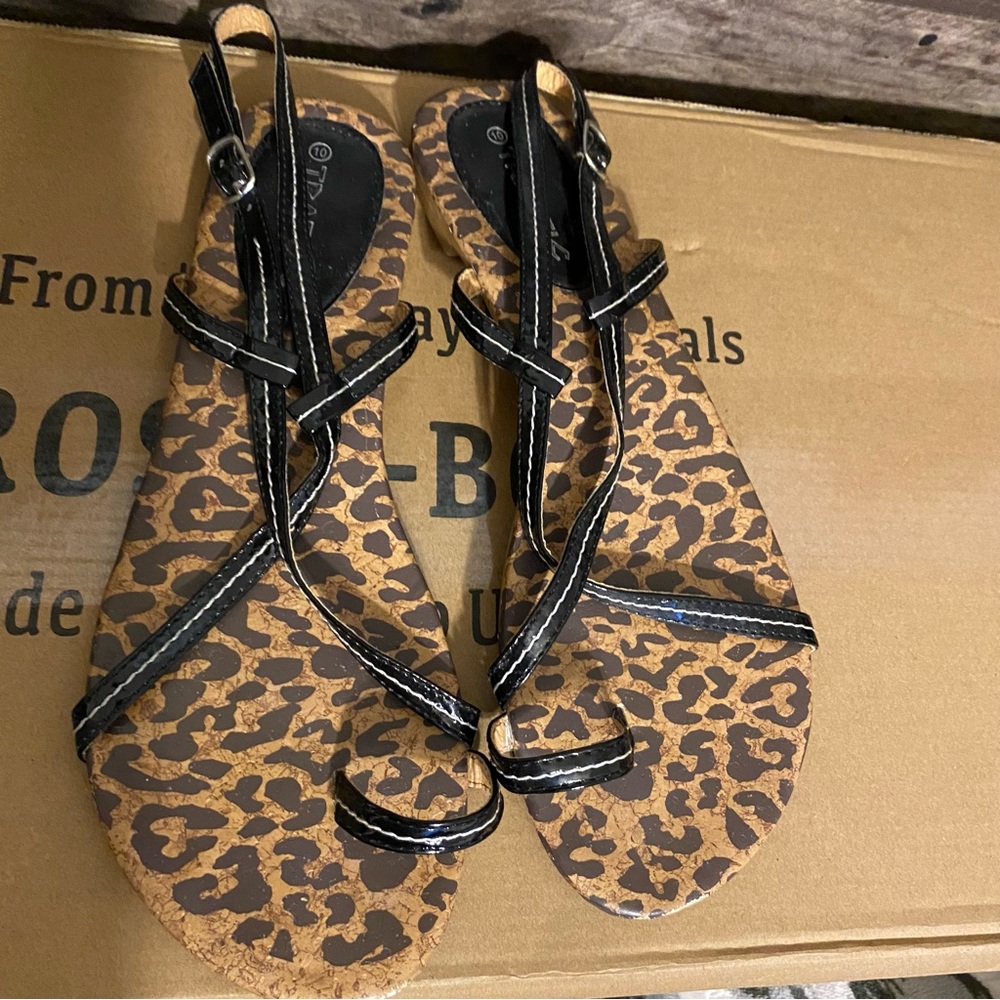 Flat sandals size 10